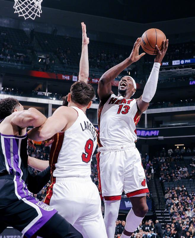 世界赛赛程-阿德巴约25+7+5鲍威尔22分，威少三分失准6中1，热火复仇国王