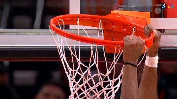 杜兰特笑称：都怪卡斯尔挂筐让篮筐歪了，这都是初中生干的事