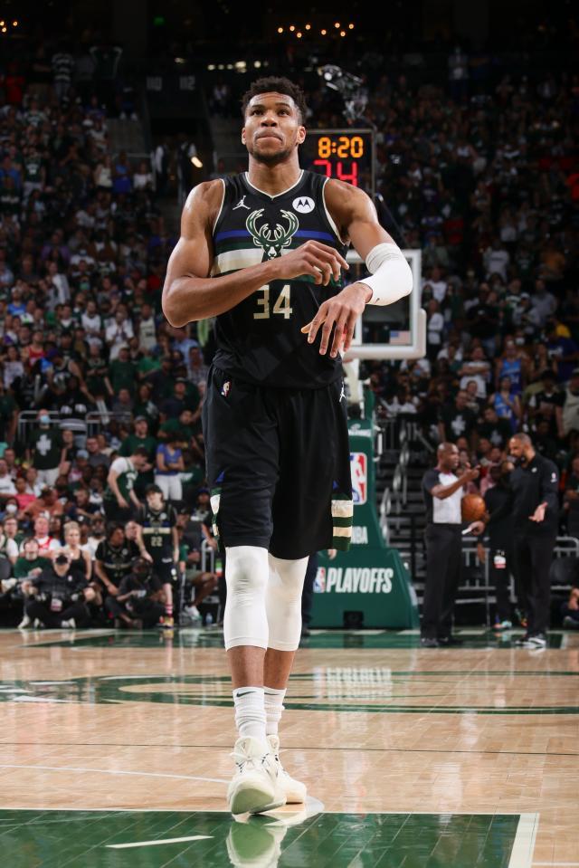 注册入口-字母哥终于放弃三分球 篮下14中10冲垮篮网防线